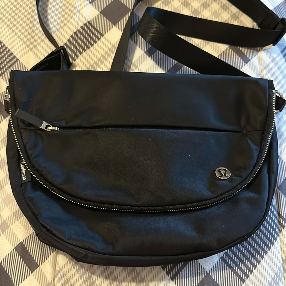 Black Lululemon crossbody